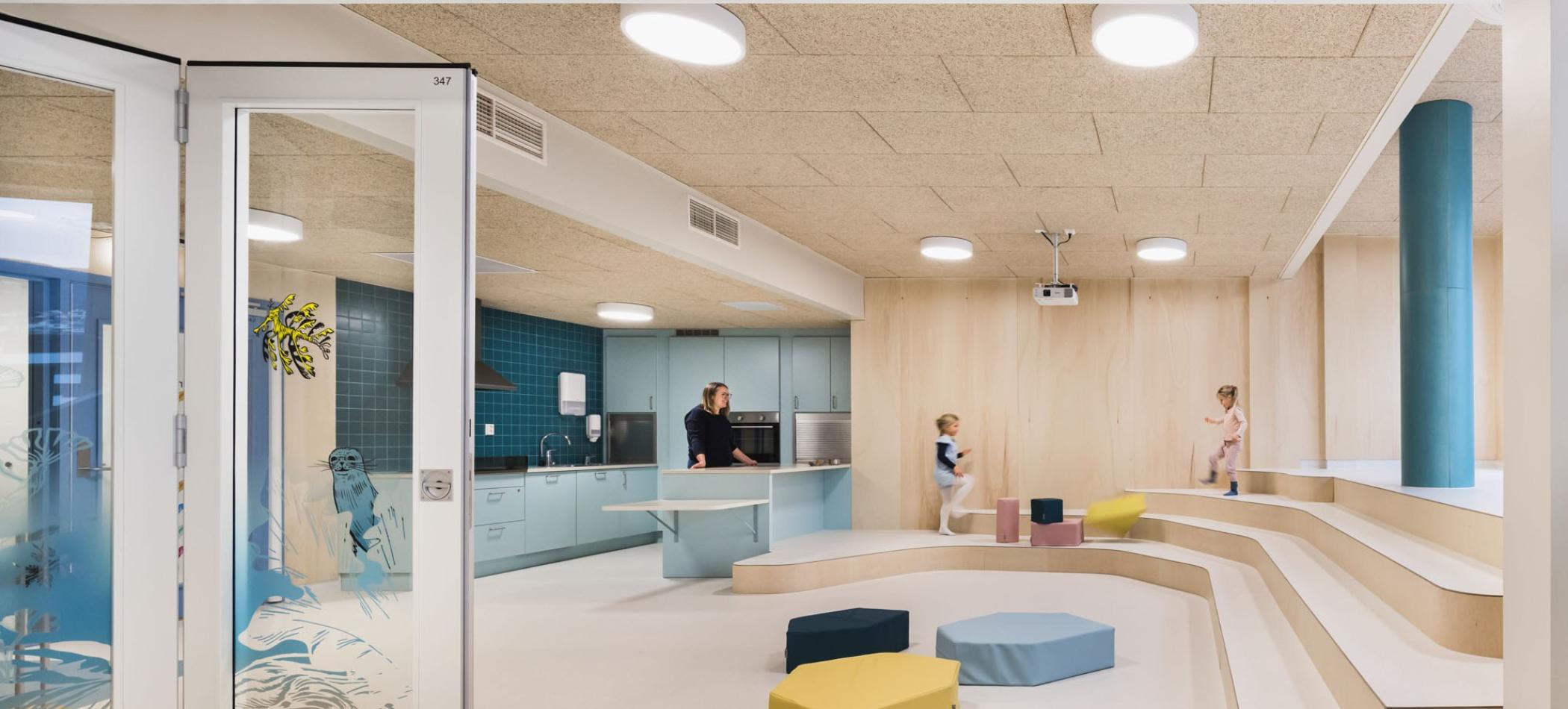 Samlingsrommet har funksjon som st&oslash;rre lokale for alle barnehagens brukere p&aring; dagtid til st&oslash;rre samlinger og arrangementer. Som en del av kommunens strategi kan rommet ogs&aring; fungere som et utleielokale for n&aelig;rmilj&oslash;aktiviteter. 