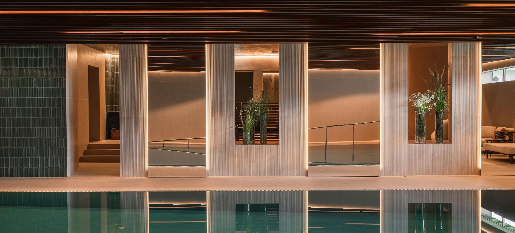 Bassengområde med kebony himling og myk belysning