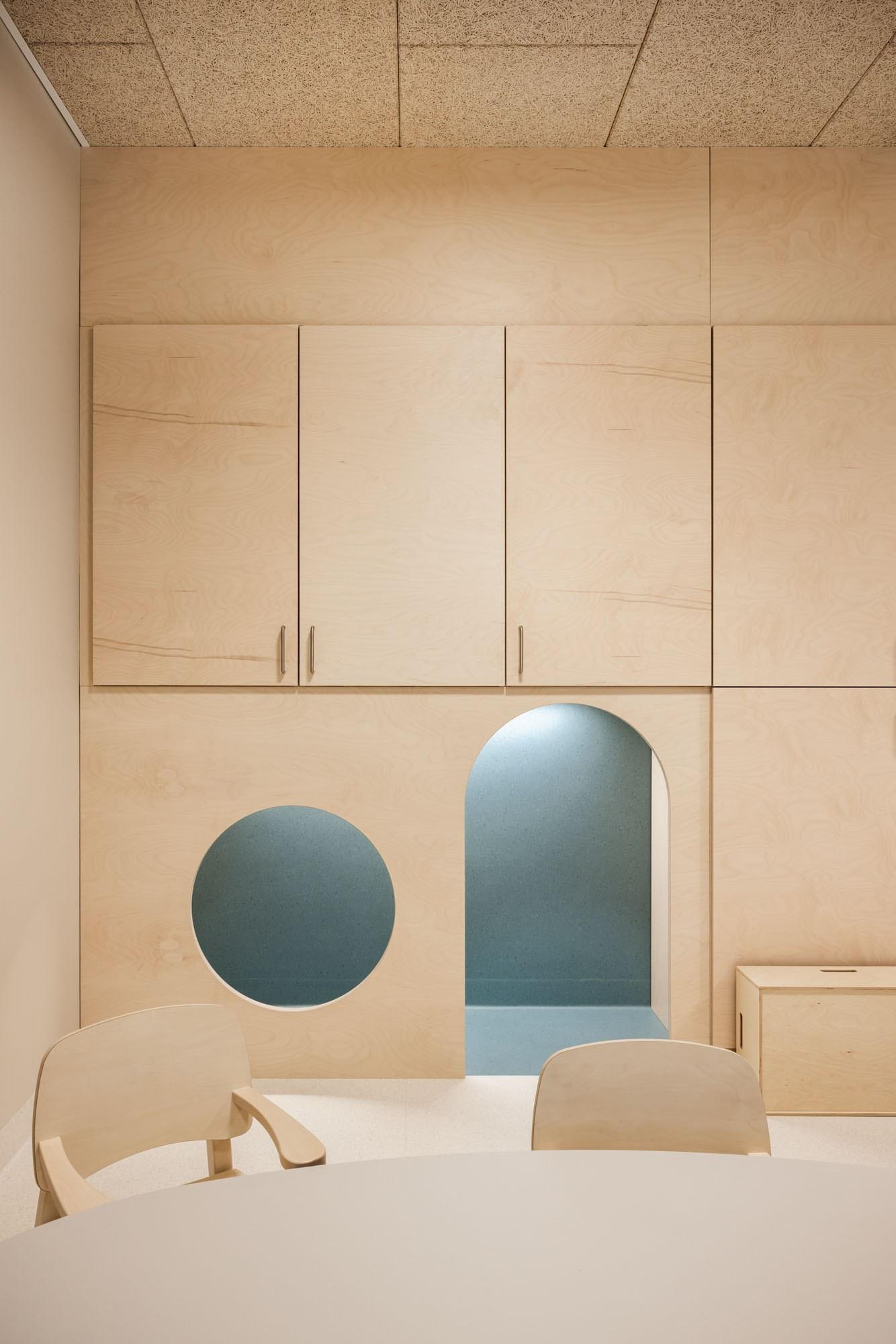 Lekenisje med gulvbelegg i hjemmeomr&aring;dets identitetsfarge. Arealet blir en del av oppbevaringsm&oslash;belet, men kan n&aring; regnes med i lekearealet da barna har tilgang til &aring; bruke dette til lek. 