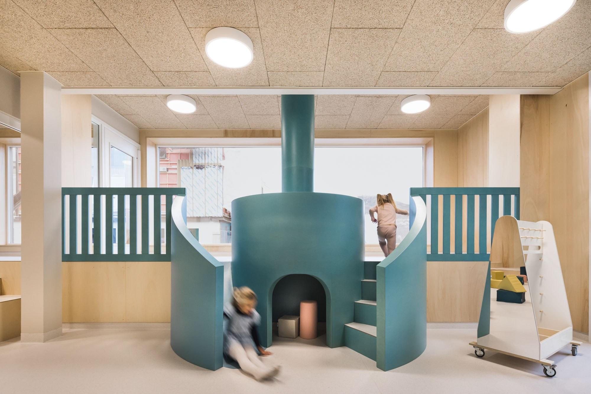 I samlingsrommet har interi&oslash;rarkitekten designet et innend&oslash;rs lekeelement som stimulerer til aktiviteter, utvikling og lek. Lekeelementet er inspirert av det maritime konseptet for utearealene og fremmer forbindelsen mellom inne og ute. 