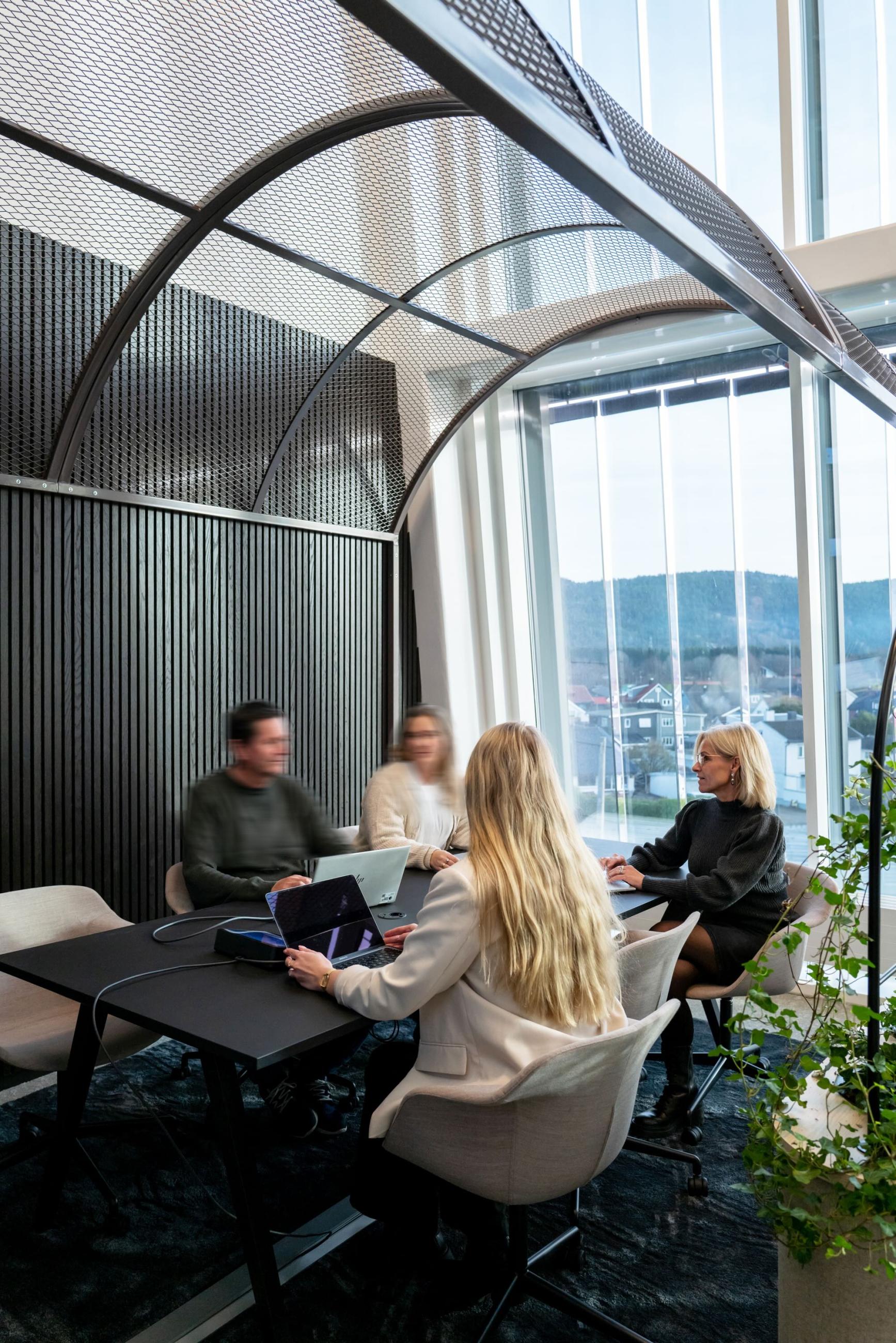 Dammen inneholder ogs&aring; en sone for b&aring;de formelle og uformelle m&oslash;ter og samtaler hvor det g&aring;r fint at det ikke er en d&oslash;r &aring; lukke.