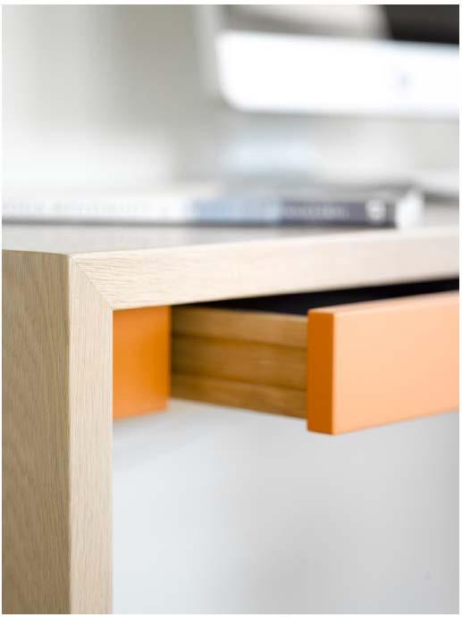 Skrivepult med integrerte skuffer