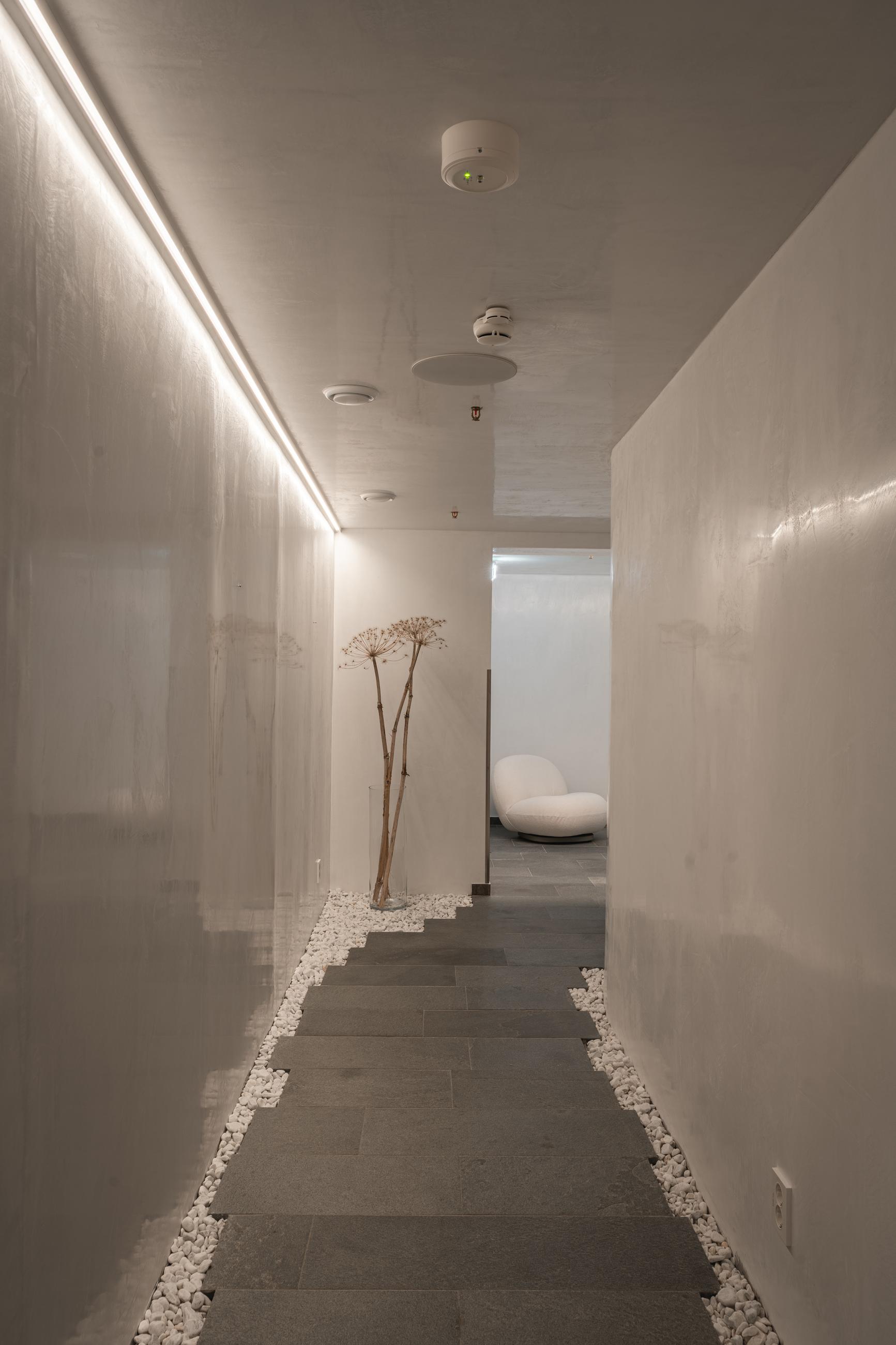 Vinteren er den første årstiden som møter spagjesten etter resepsjonen. En kort gang med kalde rene flater som minner om is og snø.