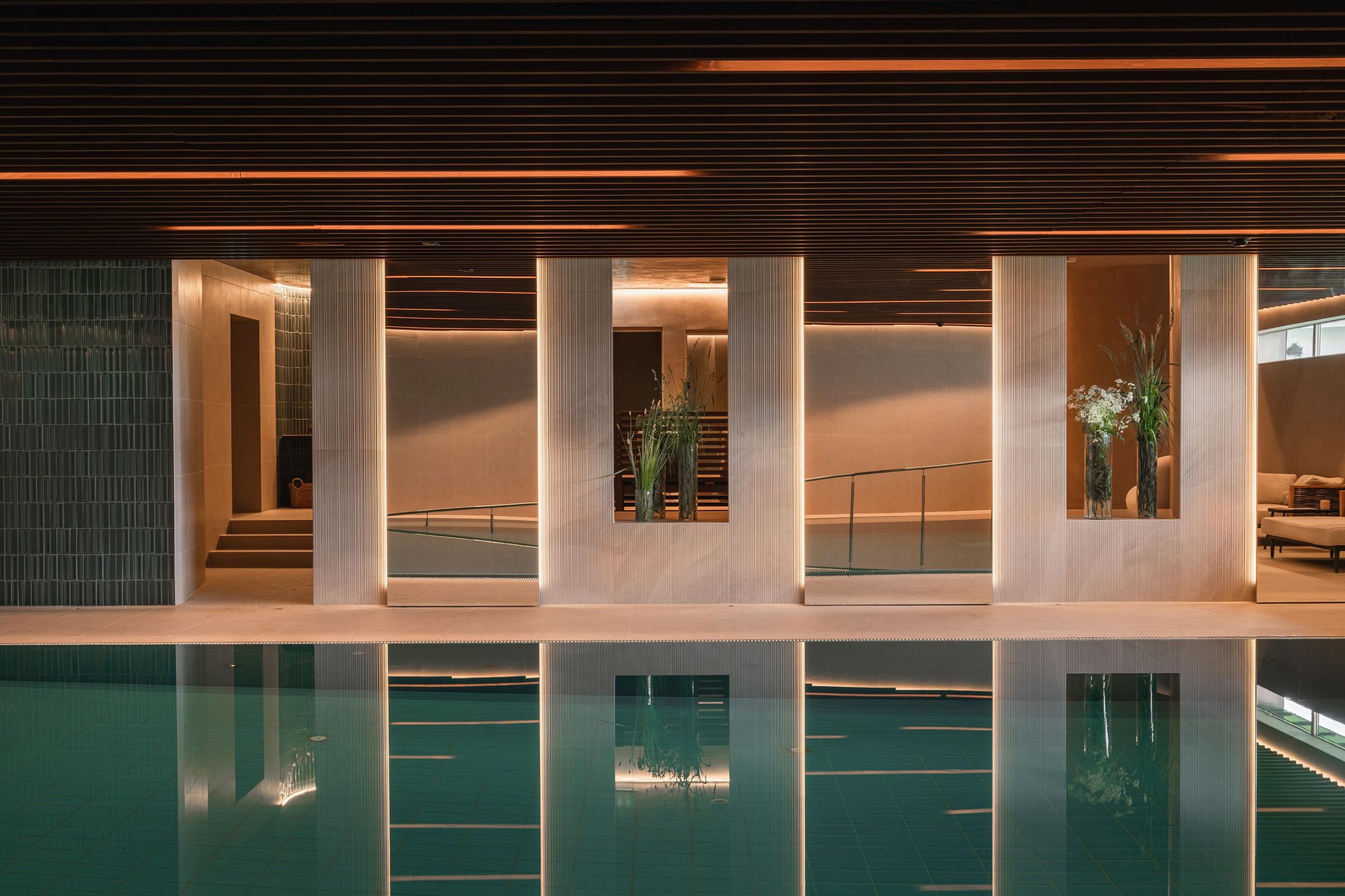 Bassengområde med kebony himling og myk belysning