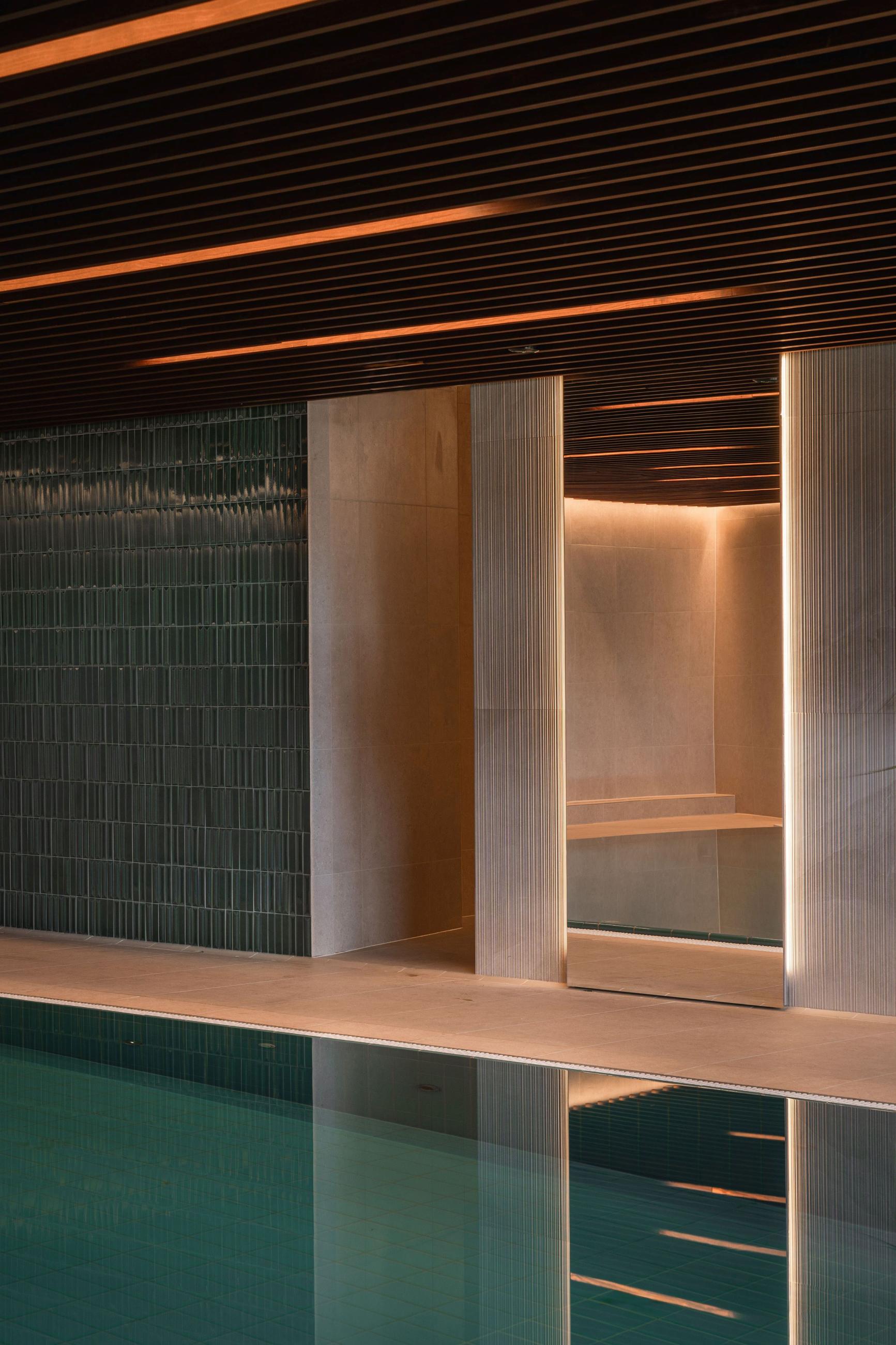 Bassengområde med kebony himling og myk belysning