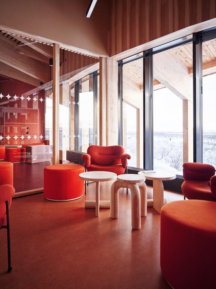 I biblioteket er det valgt en lun fargepalett som f&oslash;lger byggets koloritt og materialbruk. M&oslash;blenes formspr&aring;k er inspirert av ulike elementer fra samisk kultur. 