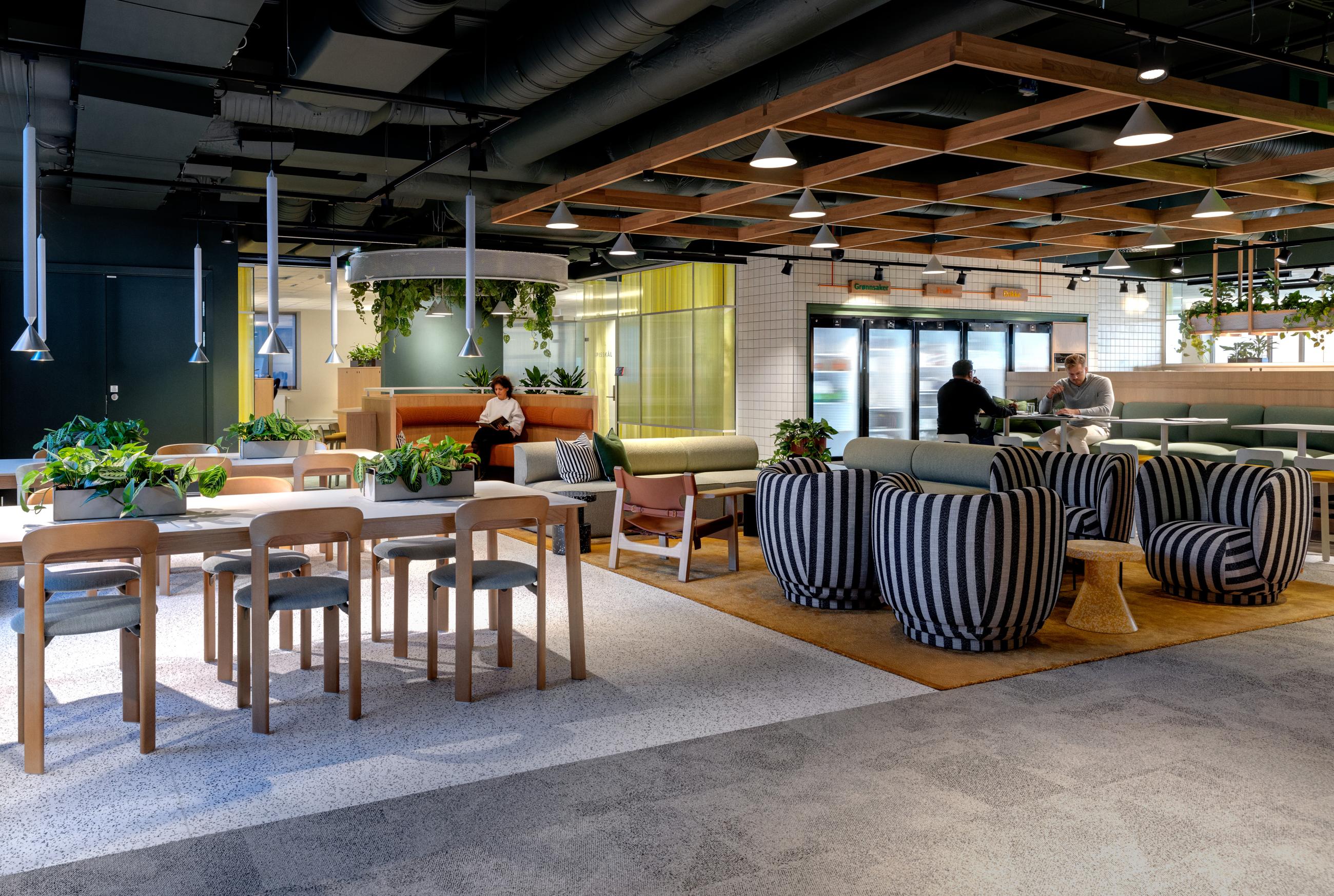 Arbeidscaf&egrave; i hjertet av lokalet