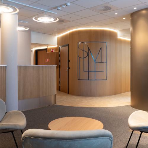 Tannklinikk med vegger kledd med treverk