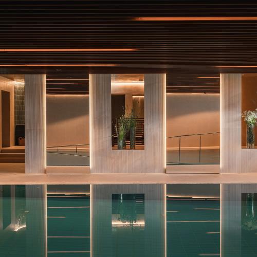 Bassengområde med kebony himling og myk belysning